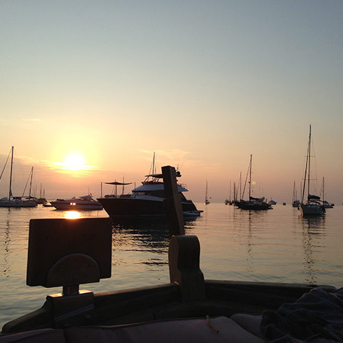 Tramonto sulle barche alla fonda a Ponza, visto dal caicco