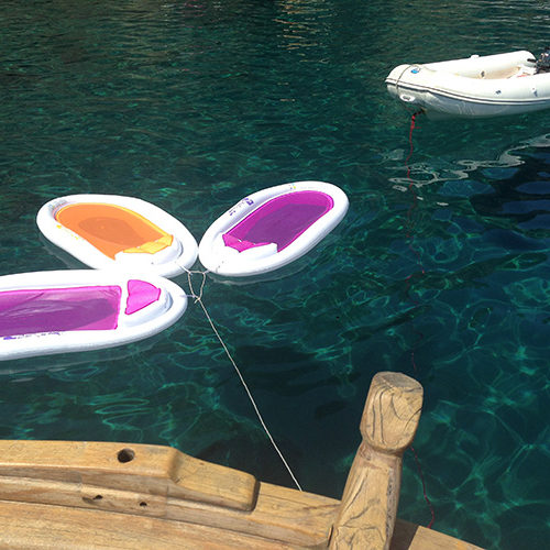 Materassini gonfiabili e tender sull'acqua cristallina di Ponza