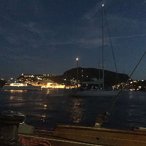 Il porto di Ponza illuminato di sera, visto dal caicco