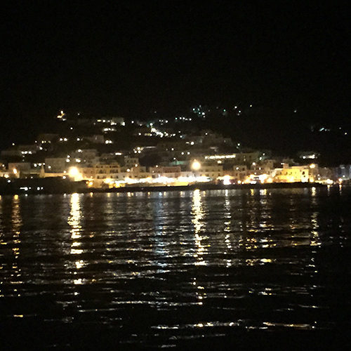Le luci del porto di Ponza riflesse sul mare di notte