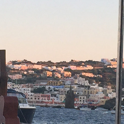 Le case colorate di Ponza affacciate sul porto al tramonto