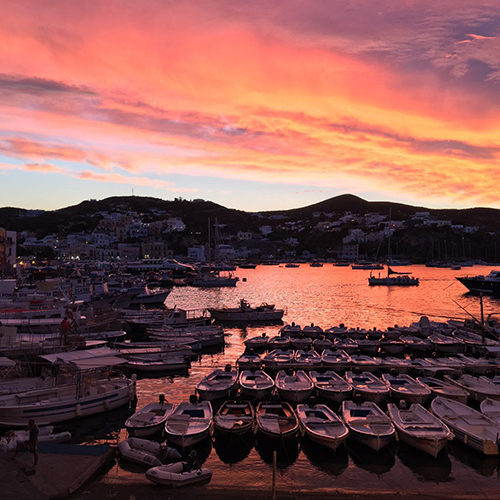 Tramonto infuocato sul porto di Ponza con le barche ormeggiate