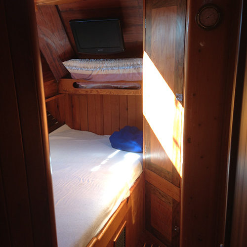 Cabina del caicco con letto e rivestimenti in legno