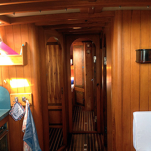 Corridoio interno del caicco rivestito in legno verso le cabine