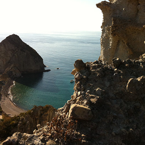 Rocce e faraglioni sopra una spiaggia di Palmarola