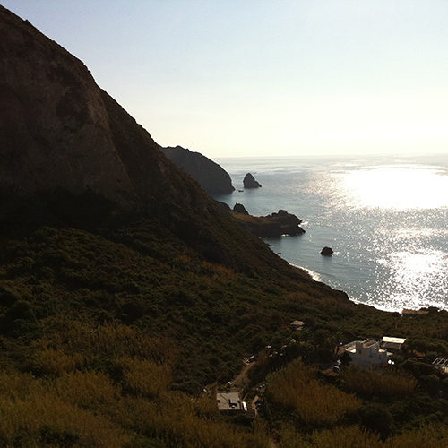 La costa di Palmarola vista dall'alto, con il sole sul mare