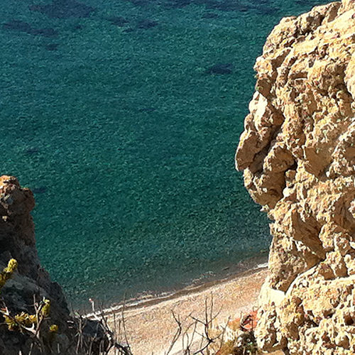 Spiaggia e acqua cristallina tra le rocce di Palmarola