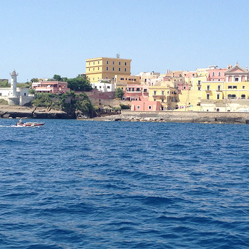 Le case colorate di Ventotene affacciate sul mare