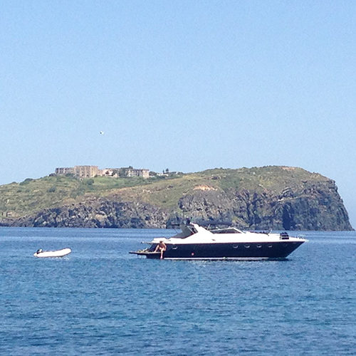 Motoscafo davanti all'isola di Santo Stefano, vicino a Ventotene