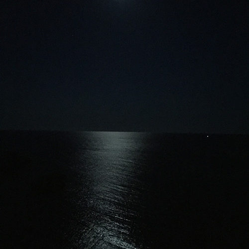Il riflesso della luna sul mare di notte a Ventotene