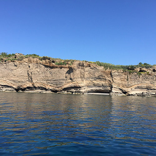 Scogliere di tufo a picco sul mare di Ventotene