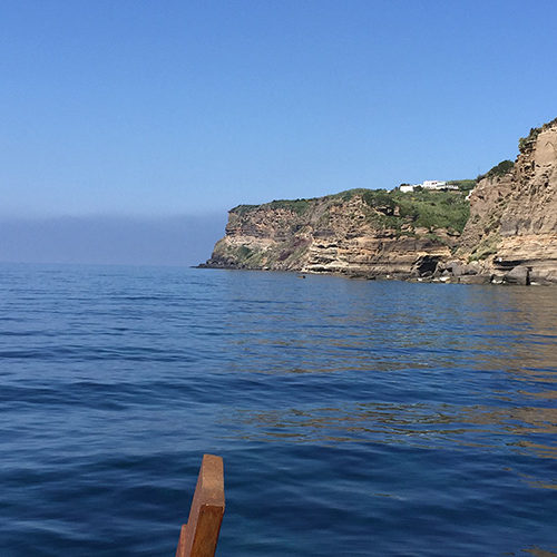 Promontorio roccioso di Ventotene visto dal caicco