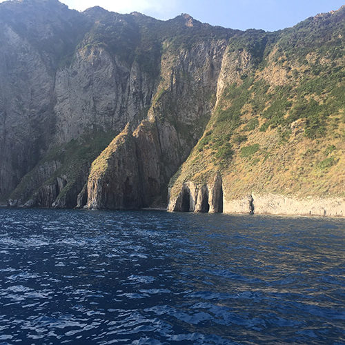 Pareti di roccia a picco sul mare di Palmarola
