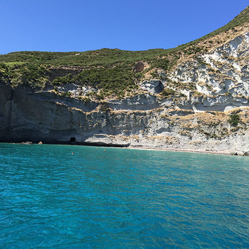 Falesie bianche e grotte sulla costa di Palmarola