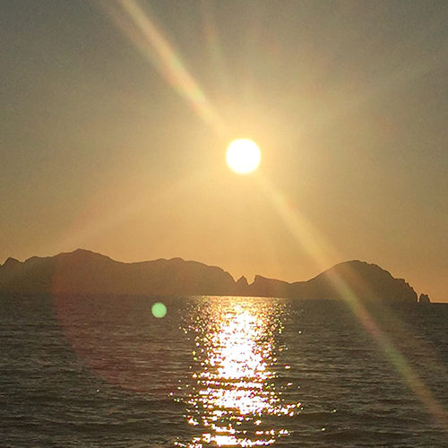Il sole al tramonto sull'isola di Palmarola