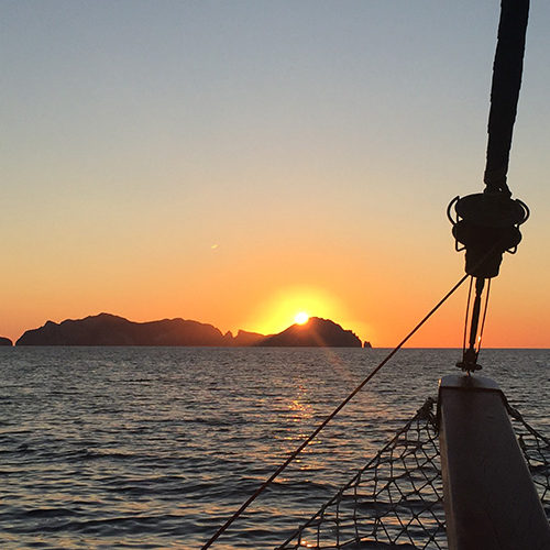 Il sole che tramonta dietro Palmarola, visto dalla prua del caicco