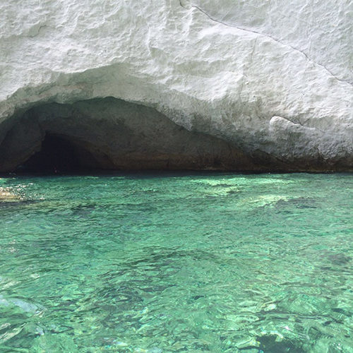 Grotta bianca sull'acqua verde smeraldo di Palmarola