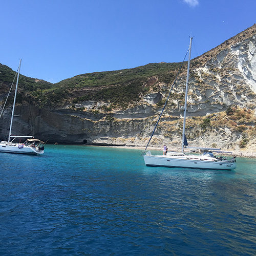 Barche a vela alla fonda in una baia di Palmarola