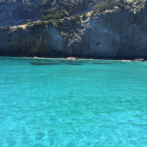 Mare turchese davanti alla scogliera di Palmarola