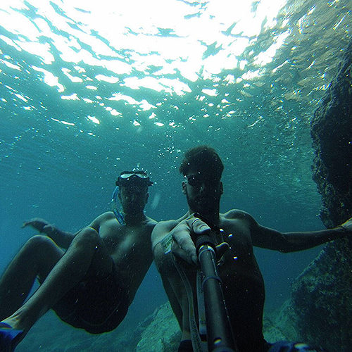 Due persone in apnea nell'acqua trasparente di Palmarola