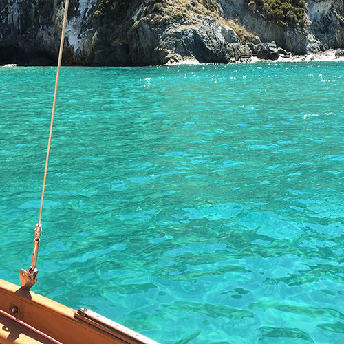 Acqua turchese vista dalla prua del caicco a Palmarola