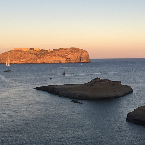 Santo Stefano al tramonto con uno scoglio in primo piano, vista da Ventotene
