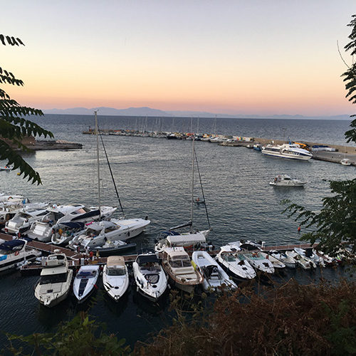 Il porto di Ventotene con le barche ormeggiate al tramonto