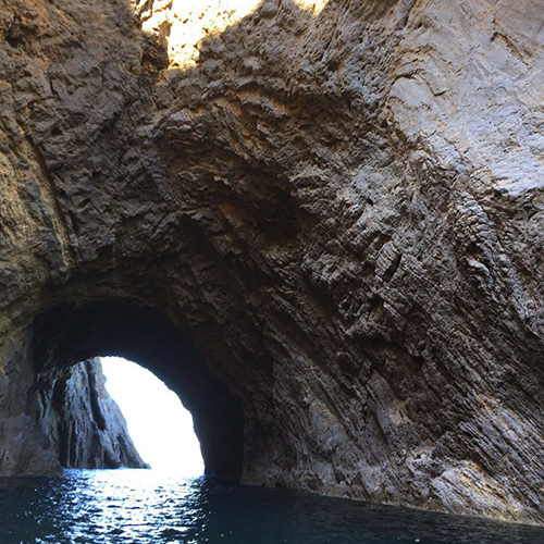 Arco di roccia naturale sul mare a Palmarola