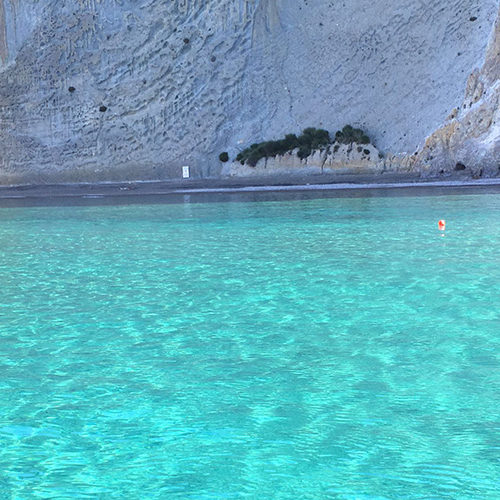 Falesie bianche e mare turchese a Palmarola