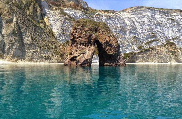 Arco di roccia sul mare turchese alle Isole Pontine