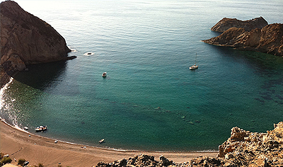 Baia di Palmarola vista dall'alto, con la spiaggia e l'acqua verde smeraldo