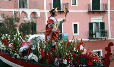 La statua di Santa Candida, patrona di Ventotene, su una barca addobbata con fiori