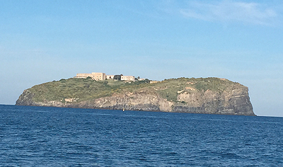 L'isola di Santo Stefano vista dal mare, di fronte a Ventotene